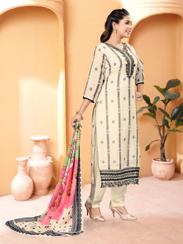 Beautifull Suit With Heavy Work  On Kurta And Floral Dupatta